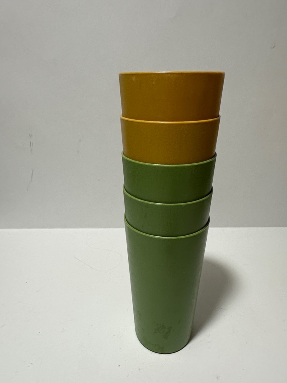 Set of 5 Vintage Plastic Tumblers Mustard Yellow Olive Green Retro Kitchen Cups - Picture 8 of 8